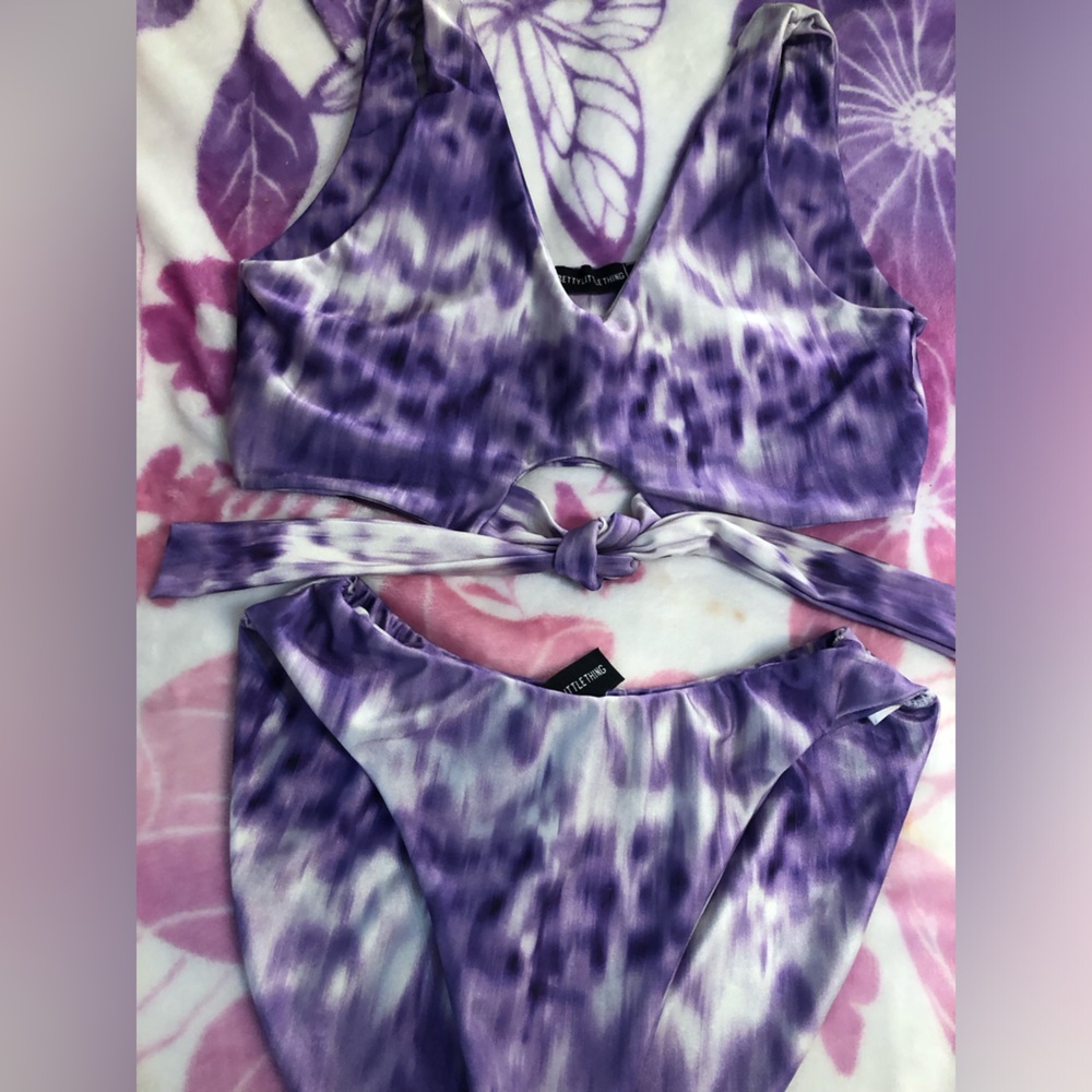 PRETTY LITTLE THING TYE - DYE 
BATHING SUIT